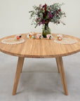 Table de salle à manger ronde à rallonge en chêne massif LEA | VESKOR