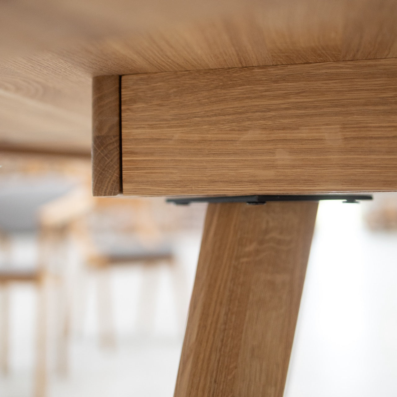 Table de salle à manger ronde à rallonge en chêne massif LEA | VESKOR